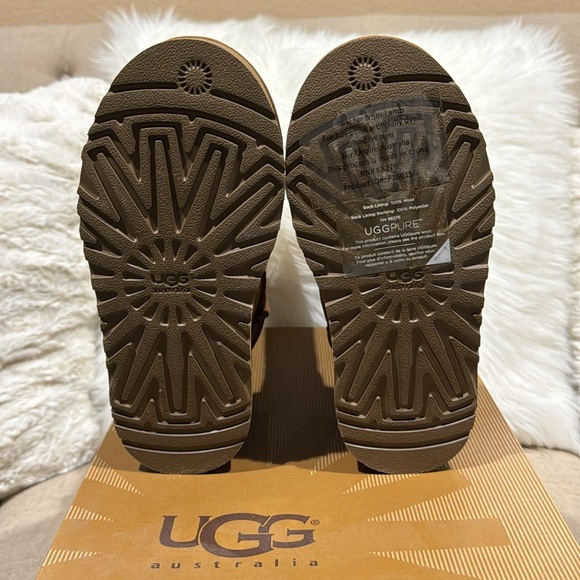 UGG Kids Bailey Triplet Button Boots - Picture 6 of 6